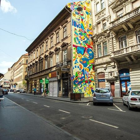 Very Central 1-Br Apt With Patio Apartment Budapest Luaran gambar