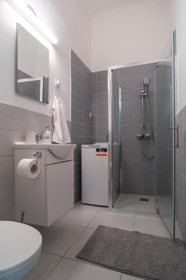 Very Central 1-Br Apt With Patio Apartment Budapest Luaran gambar