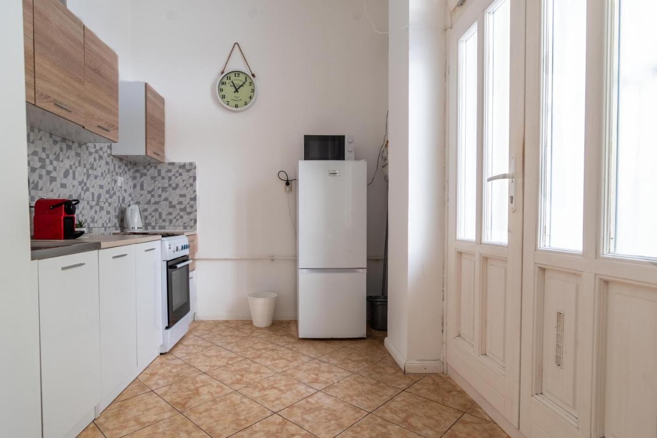Very Central 1-Br Apt With Patio Apartment Budapest Luaran gambar